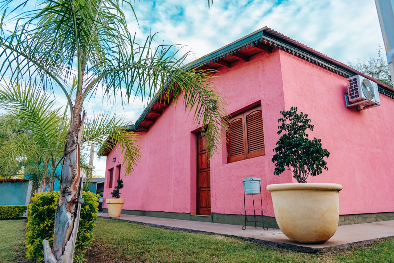 Cabañas Puertas del Sol exterior con montaña, ideal para alojamiento en La Rioja