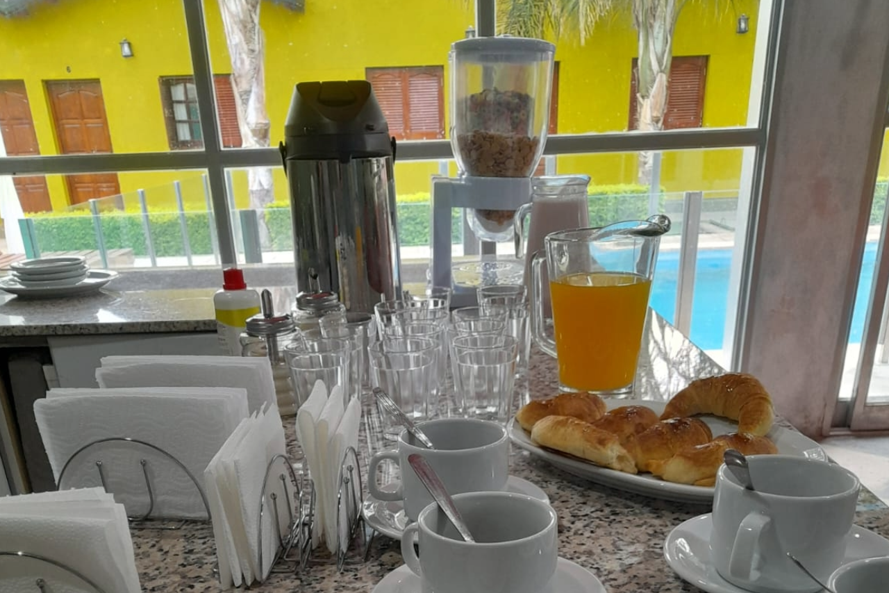 Servicio de Desayuno en Salón y Atención 24 Horas