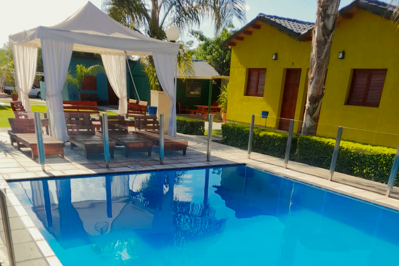 Detalle de piscina con vistas al paisaje de La Rioja